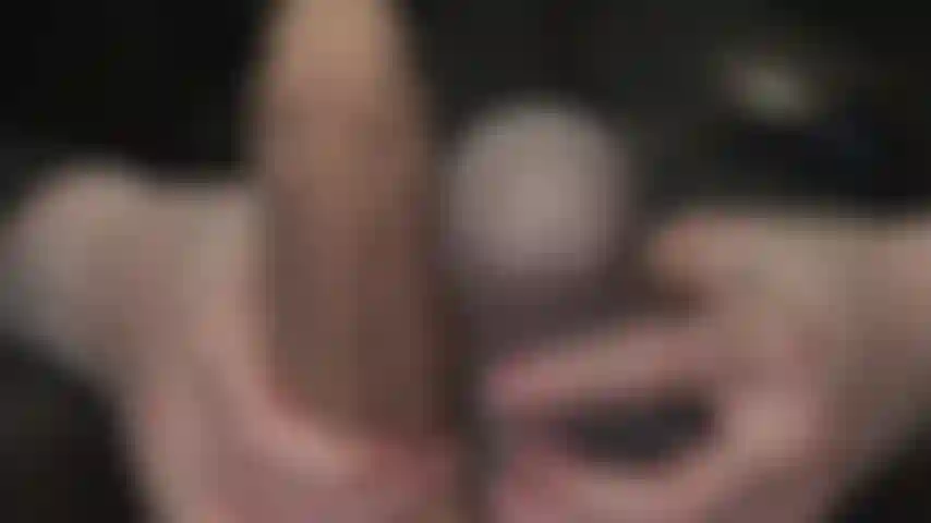 Affamée de bites – ces bites ont l'air si savoureuses. Ta bouche de pute s'ouvre automatiquement, te suppliant de l'entourer de tes lèvres et de sentir ses belles veines.