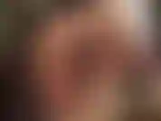 Vêtue de bas en dentelle brillante couleur chair et de jarretelles sur des collants beiges. Je vénère mon cul dans cette perfection en nylon pendant que je trais ta bite d'esclave à mains nues.