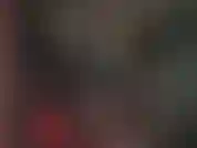 Agent pénitentiaire en latex. Ma maîtresse porte du latex noir et vert fumé. Elle polit sa jupe en latex pour la faire briller, et porte un chapeau militaire en caoutchouc et une cravache. Mmmhmmm.