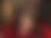 Fétichiste des pieds nus – ma maîtresse remue les orteils et me taquine avec ses pieds et ses jambes nus. Ne veux-tu pas venir les nettoyer avec ta langue ?