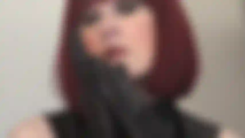 Fétichiste des gants en cuir - maîtresse vivian porte une paire de gants en cuir noir souple jusqu'aux coudes pour vous taquiner et vous torturer.