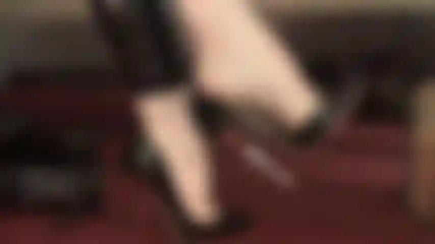 L'experte du pendaison - les pieds incroyables des collants à haute arche de la maîtresse pendent des escarpins à talons aiguilles hauts.