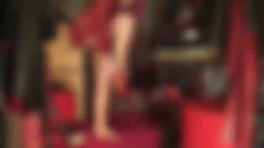 Ton petit pénis est inférieur à ma grosse bite noire. Mon énorme bite noire, nichée entre des couches de nylon rouge brillant, est un vrai plaisir pour ton micropénis. Tu fais tout ce qu'il faut pour satisfaire la bite de ta maîtresse…