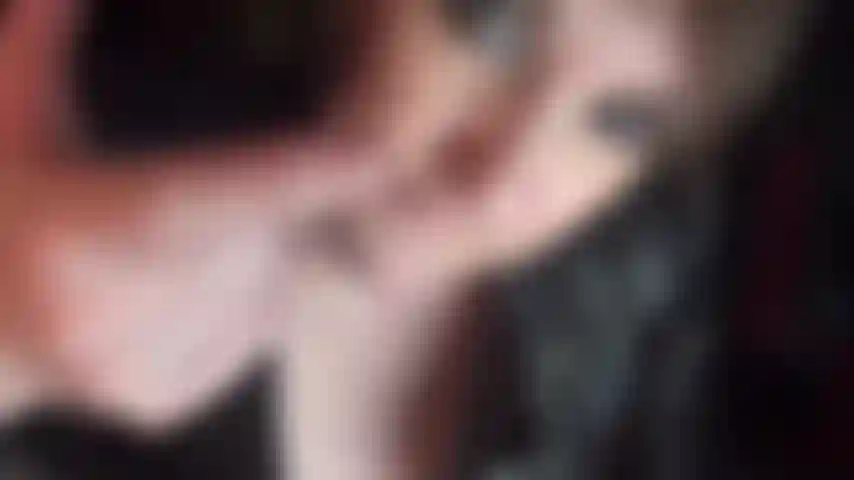 Des doigts humides et glissants remplis de salive lubrifiant la grosse bite de la maîtresse pour ouvrir lentement cette chatte si serrée qui est la tienne. Mmmhmmm... Je sais ce dont tu as besoin. Tu as besoin que je t'enfonce par derrière... Si lentement !