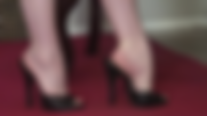 Pieds nus et moites sortant de mules en cuir. Vénérant les merveilleuses arches humides et hautes, les jolis orteils, les longues jambes jusqu'à mes fesses nues.