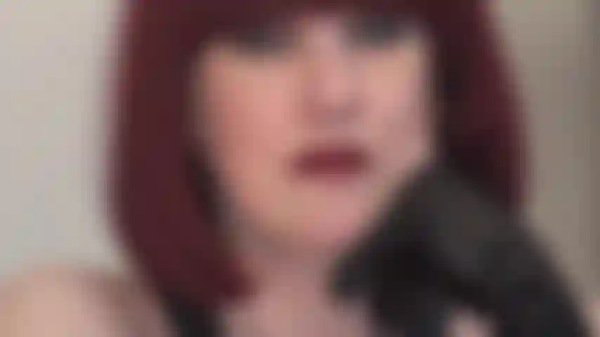 Adoration du visage, rouge à lèvres rouge, gants en cuir noir.