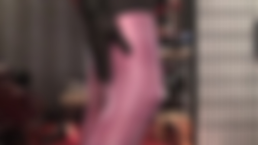 Folle des collants brillants et des couches de bas - la maîtresse commence avec des collants en spandex rouges et des bas rouges brillants superposés, mais nous avons besoin de plus de couches !!