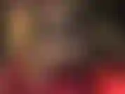 Coincée entre mes jambes croisées en collants bronzés brillants - mes longues jambes croisées et mes beaux pieds te rendent faible et soumis. Ta bite est coincée entre elles. Jouis partout sur elles !