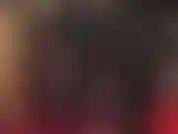 Mon esclave anal, ta maîtresse brillante en pvc noir avec des bottes extra hautes, a une énorme bbc à forcer dans ta chatte serrée tout en te nourrissant beaucoup de salive.