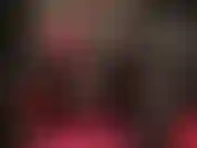 Des bottines rouges chaudes avec un talon compensé.