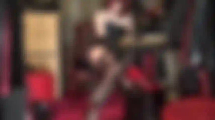 Séduction femdom en belle lingerie - corset et gants en cuir, collants super brillants, bas et jarretières.