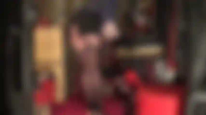 Des bas noirs à coutures et des jarretelles sur des collants brillants. Oh mon dieu, quelle vue ! L'allumeuse avec des jarretelles, des jambes sexy et des fesses parfaites... Mmmm.