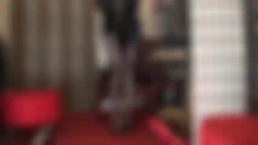 Collants en spandex marron métallisé extrêmement brillants - la maîtresse affiche ses jambes puissantes et son cul parfait dans ces collants très brillants.