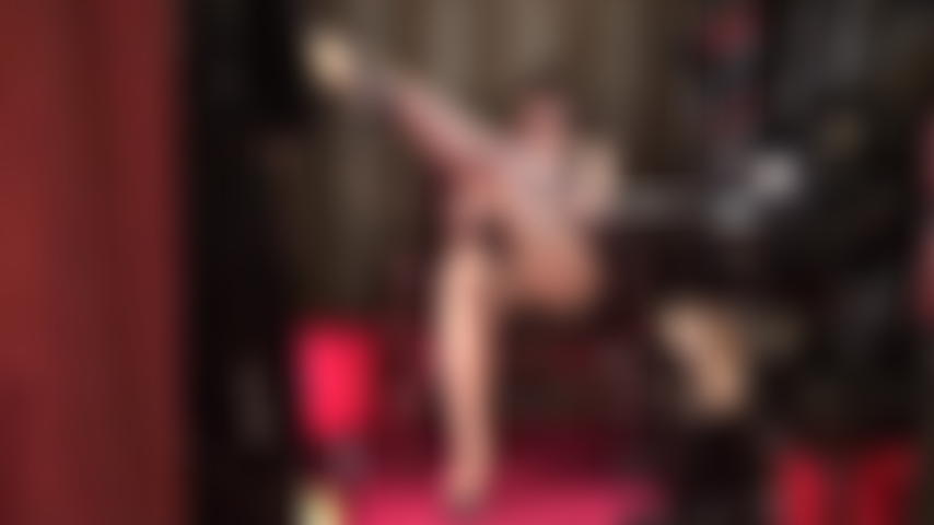 Une allumeuse séduisante en collants nude transparents - si les jambes sont votre faiblesse, votre déesse en nylon vous mettra à genoux.