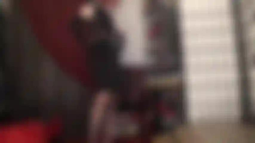 Ta bouche te le demande tandis que maîtresse vivian balance sa grosse bite savoureuse recouverte de nylon devant ton visage - la vue de face et de dos t'excite tout autant à l'idée d'adorer également les fesses de sa maîtresse.