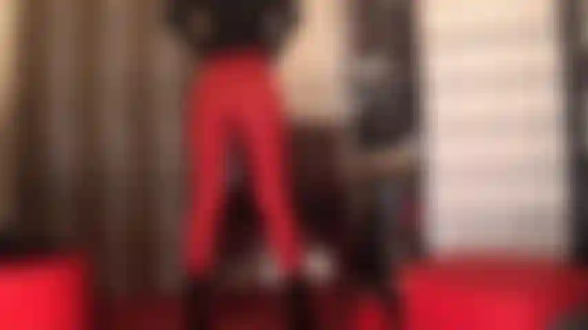 Les grosses fesses rondes de maîtresse dans des leggings serrés sont addictives. Avec une vue comme celle-là, tout ce dont on a envie c'est de rendre hommage et de se branler, se branler et payer.