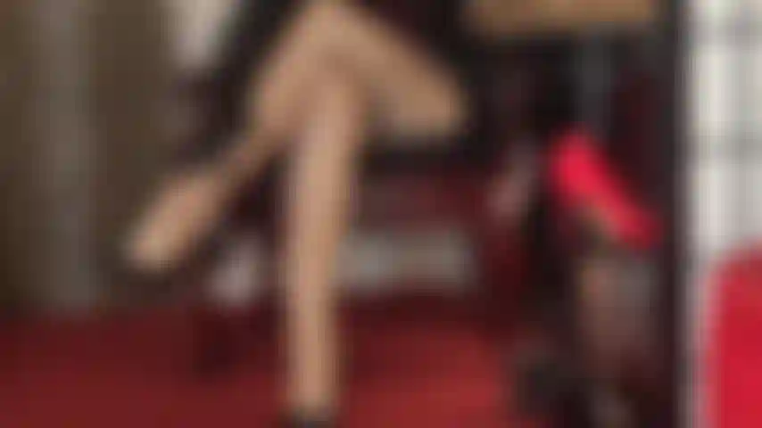 Mes jambes croisées sexy dans des collants beiges brillants taquinent l'amateur de jambes. Ma maîtresse ajoute une paire de bas brillants pour une brillance irrésistible.