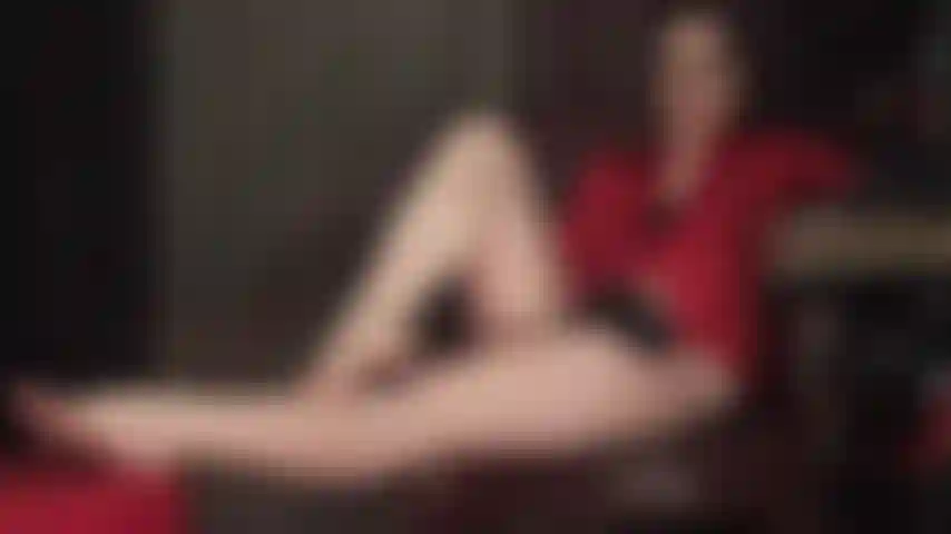 Ces jambes nues... Ces pieds nus... Ces yeux... Nous verrons combien de temps tu pourras te contrôler avec cette intense taquinerie érotique.