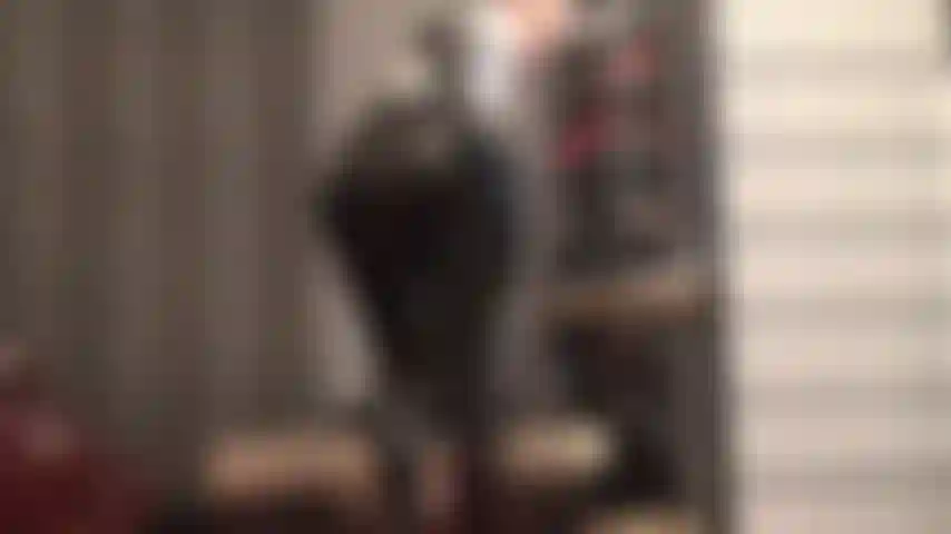 J'admire les fesses brillantes et les longues jambes de ma maîtresse dans des leggings fétichistes noirs moulants et brillants.