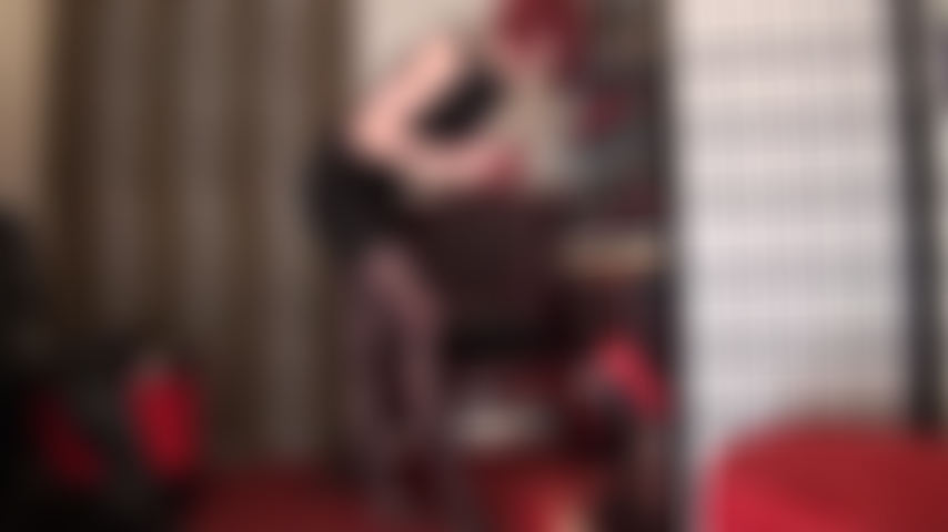 Domination au gode ceinture en bas rouges sur collants noirs, gants de satin et short rouge métallisé – cette grosse bite ne va pas se sucer toute seule ! Non, c'est un travail pour toi, ma petite salope suceuse de bites. Maîtresse utilise ta bouche pour son seul plaisir.