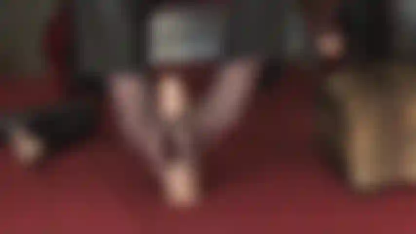 Ta bite d'esclave reçoit le traitement des pieds de la maîtresse vivian en collants et des mains en gants de cuir.