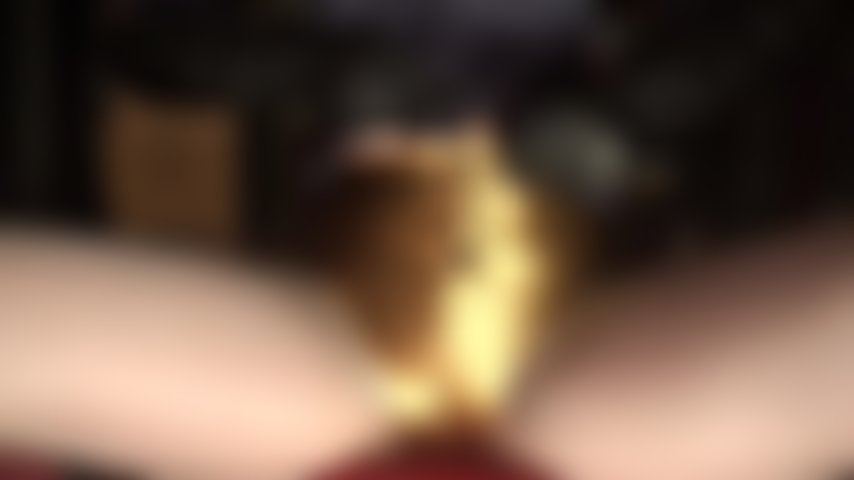Mon cul, ton visage... Ce short en satin doré mérite d'être adoré.