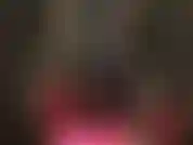 Je caresse mon gros gode-ceinture blanc pendant que tu bave sur mon corps dans une combinaison moulante en pvc brillant.