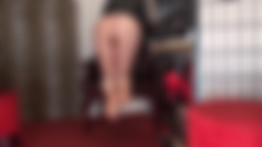 Des pieds et des fesses en collants bronzés et brillants - la maîtresse vous rend faible et bave pour ses fesses rondes parfaites assises sur ses pieds en collants.