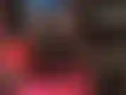 Assise sur le visage avec un cul vêtu de latex, des talons aiguilles en métal et des bottes d'adoration.