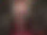 Une domination sexy avec un strapon, une bite noire de 20 cm, un corset en cuir, des collants noirs et une perruque qui passe du noir au rouge. Sexy !