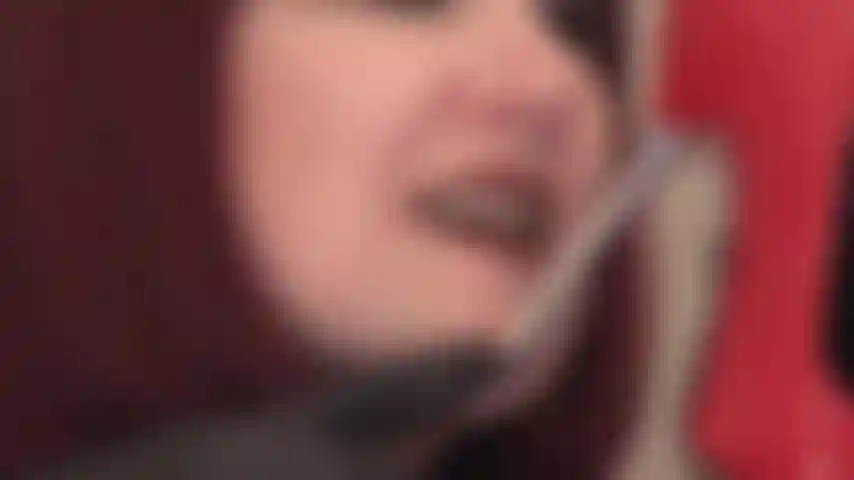 Gants en cuir noir, lèvres rouges et langue sur des escarpins stiletto en métal brillant.