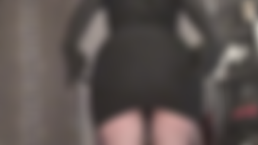 Tu désires le merveilleux cul rond de ta maîtresse - adoration du cul de la robe noire moulante aux collants transparents jusqu'à nu dans un string étriqué.