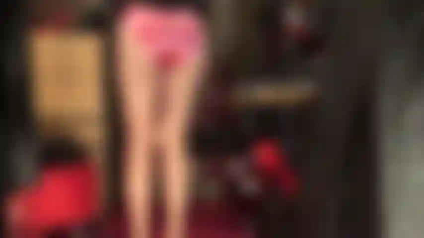 Ooh, la maîtresse sait comment taquiner ta bite douloureuse avec une culotte en satin soyeux et brillant et une culotte en dentelle tirée sur des collants brillants.