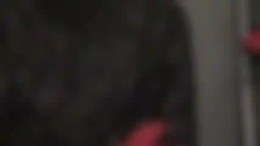 Branlette avec double gant en latex, jeu de crachat et leggings en pvc.