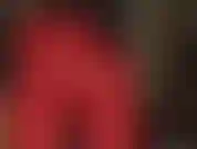 Des leggings rouges serrés et des gants en cuir - la maîtresse taquine avec son incroyable cul rond vêtu de leggings rouges serrés en lycra/spandex, tout en portant de longs gants en cuir.