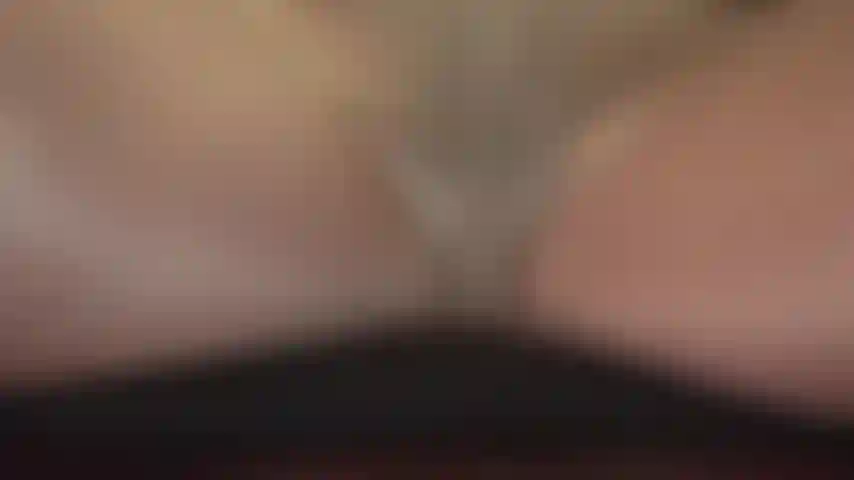 Un collant à gousset et une culotte soyeuse – une vue entre mes cuisses en nylon lisse, c'est ce qui vous excite. Sentez.