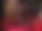 Une allumeuse sensuelle et sensuelle en bas noirs en dentelle. Tu es si faible devant mes longues jambes en talons, bas et jarretelles. Regarde mes doigts se déplacer si lentement le long de ces jambes en nylon pour te taquiner.