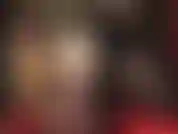 Une jupe sexy en satin doré brillant avec une fente arrière pour une allumeuse extra chaude des couches de bas en dessous...