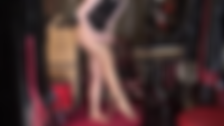 Des collants extra brillants et sexy et des bas en dentelle - quand une seule paire de collants brillants ne suffit tout simplement pas... Et wow ces bas en dentelle blanche !