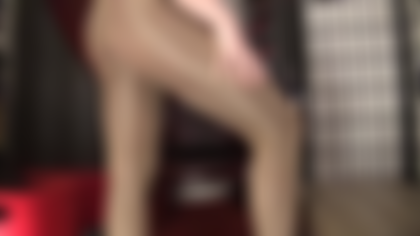 Maîtresse vous a fait trembler aux genoux et vous a enroulé autour de son doigt avec des collants bronzés extra brillants.