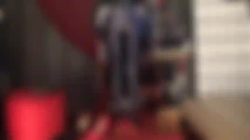 Des collants en spandex leohex gris foncé brillants avec des mules à talons hauts rouges et des escarpins rouges vernis vous font bien caresser.