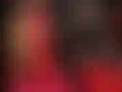 Fétichiste du latex : bas en latex rouge vif, robe courte et talons. Tellement brillante !