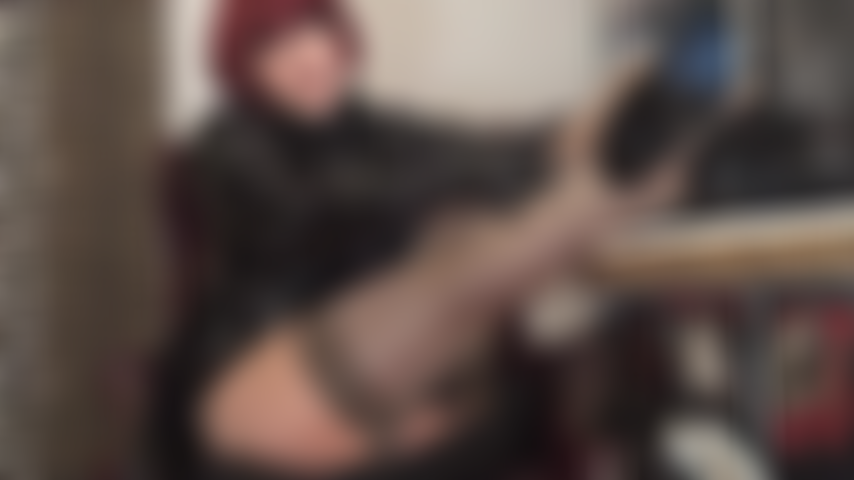 Des jambes sexy en bas superposés reposent sur la table, vous taquinant avec des talons et des semelles en nylon, ou préférez-vous embrasser le merveilleux cul en collants de la maîtresse vivian ?