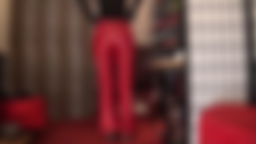 Un pantalon en cuir rouge vif et des gants - les fesses de votre déesse dans une paire serrée de pantalons en cuir rouge vif et de gants noirs sont une vision incroyable.