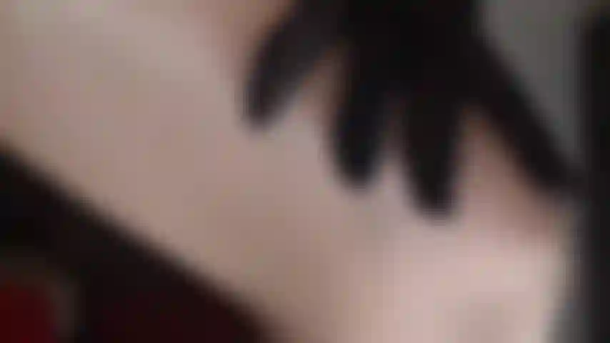 Collants dorés brillants et escarpins à bout ouvert jaune fluo – savourez cette lente et sensuelle excitation et cette domination féminine en bas nylon brillant. Laissez votre maîtresse traire votre bite d'esclave avec ses gants en nylon doux. Pour finir, vous glisserez votre bite le long de sa cambrure.