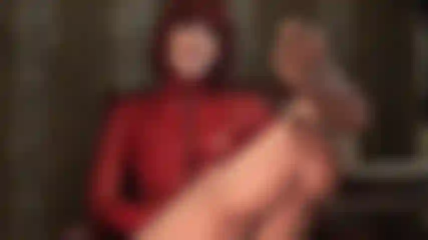 Maîtresse remue ses pieds en collants devant ton visage. Ses semelles et ses orteils en nylon sexy ont l'air si parfaits et délicieux. Tu veux les renifler et les goûter.