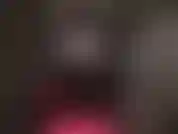 Déesse du latex, bottes hautes, gants brillants, jarretières et bas sexy.