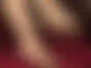 Fétichiste des pieds et jeu de chaussures - la maîtresse taquine le soumis amoureux des pieds avec des pieds en collants nude brillants dans des mules à bout ouvert en daim rose blush et un gros plan de pieds pendants et posant.