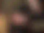 Une déesse en pvc brillant - de hautes bottes vernies, des collants brillants, de longs gants en cuir et une robe extra courte sexy qui épouse parfaitement les courbes de la maîtresse vivian, offrant des vues excitantes sous la jupe...