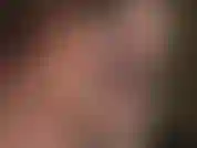 Fétichiste des mains dans des gants sexy en nylon noir transparent.